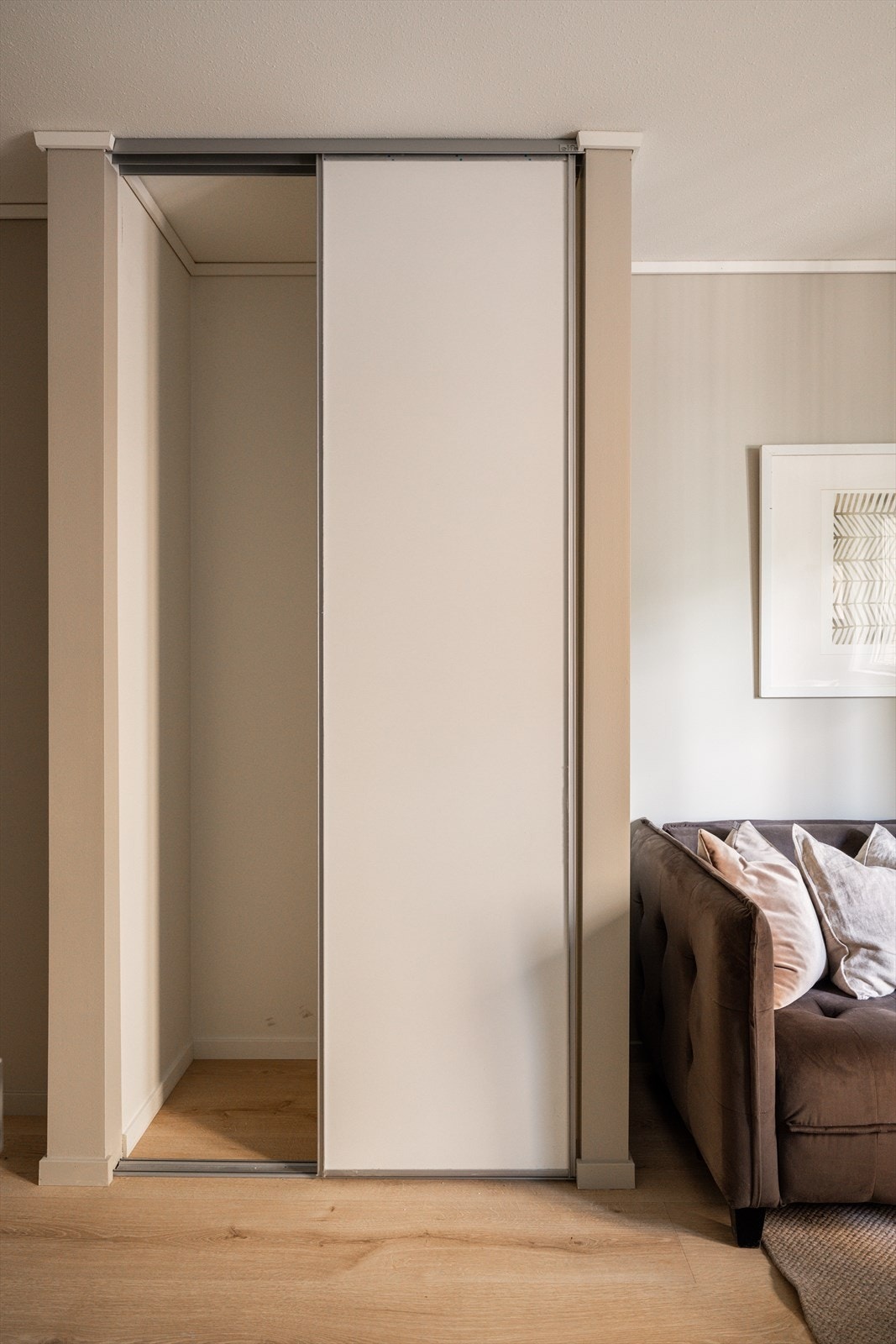 Entréen er praktisk utformet med god plass til oppbevaring i skyvedørsgarderobe. Galleribilde