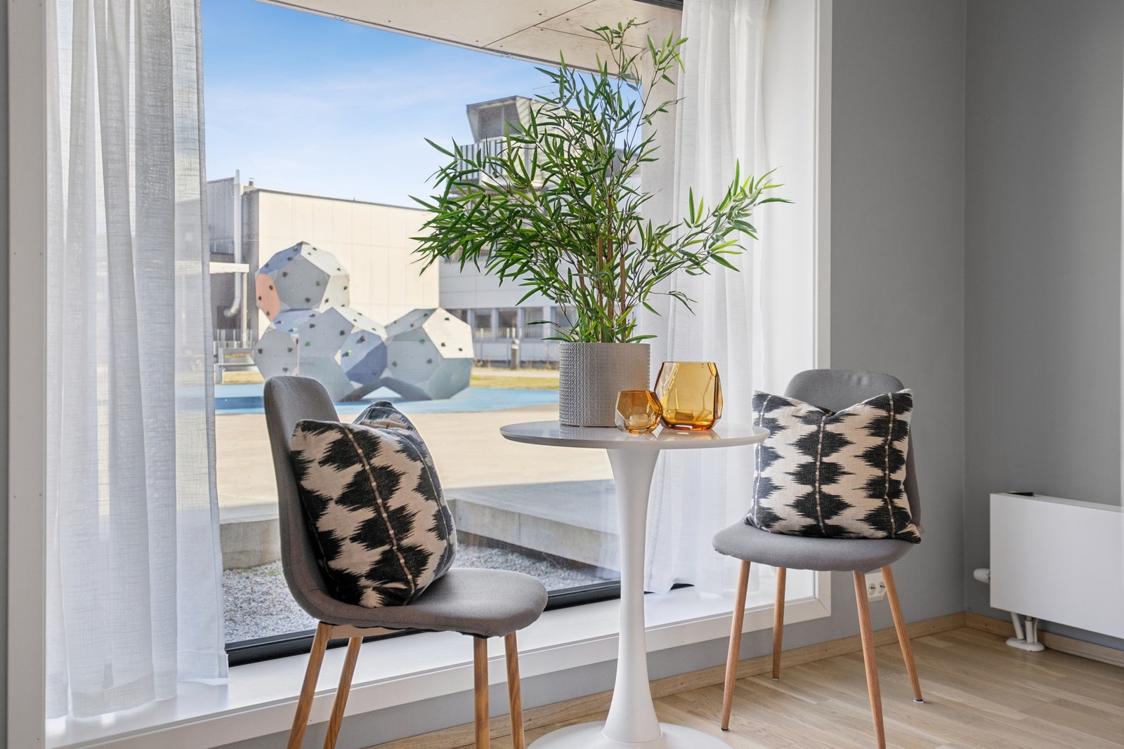 Egen spiseplass med god plassering ved vinduet og nærhet til terrasse. Galleribilde