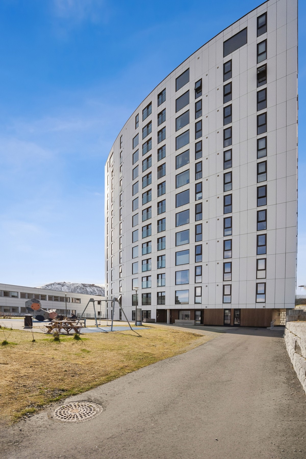Trivelige felles uteområder med sitteplasser - midt i et urbant og sentralt område. Galleribilde