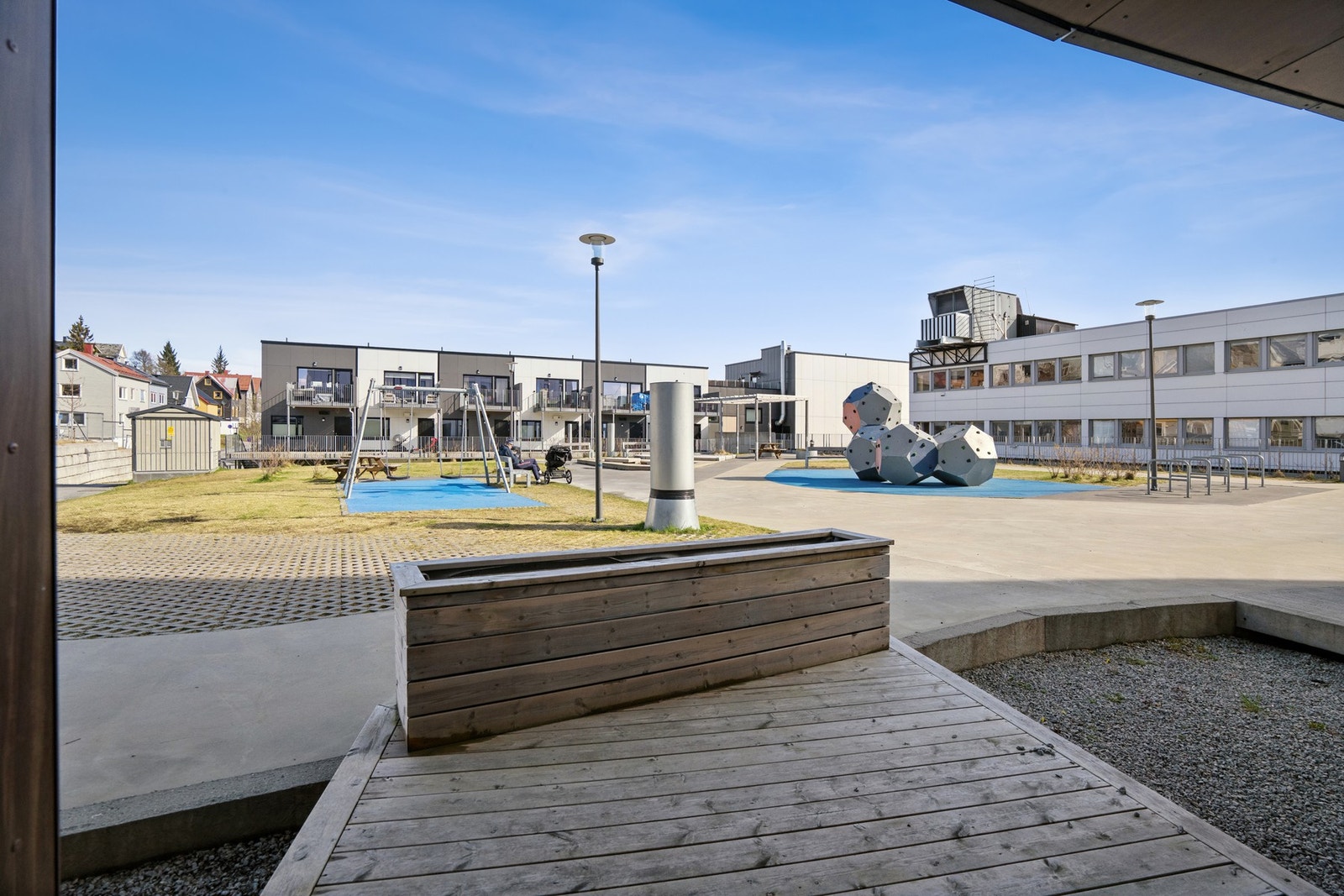 Oppholdsrommet har direkte adkomst til egen terrasse som forlenger rommet på fine dager. Galleribilde