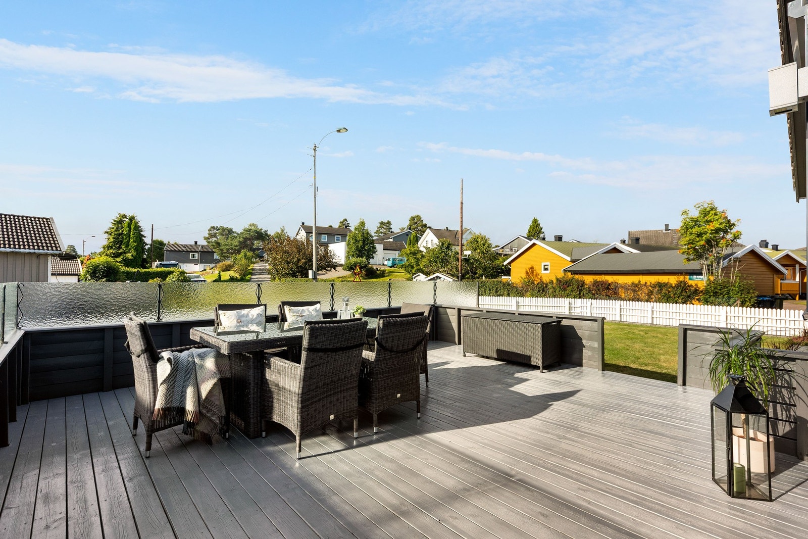 Her kan sommerdagene nytes med plass til både spisemøbler og sittegruppe. Galleribilde