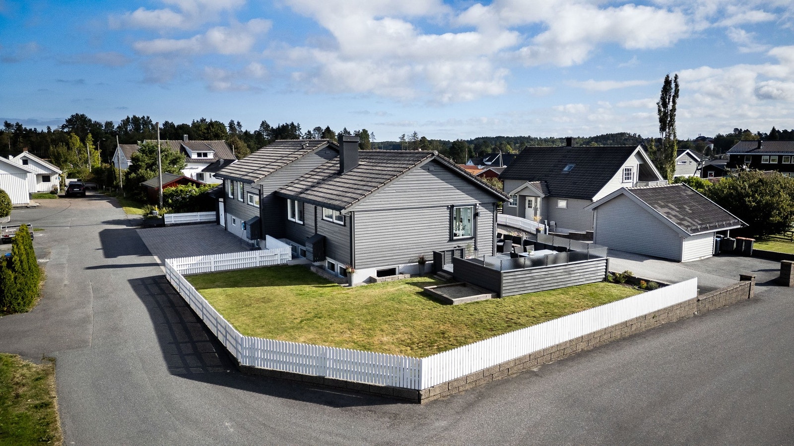 Tomten er inngjerdet og er plenlagt. Koselig terrasse med god plass til utemøbler. Galleribilde