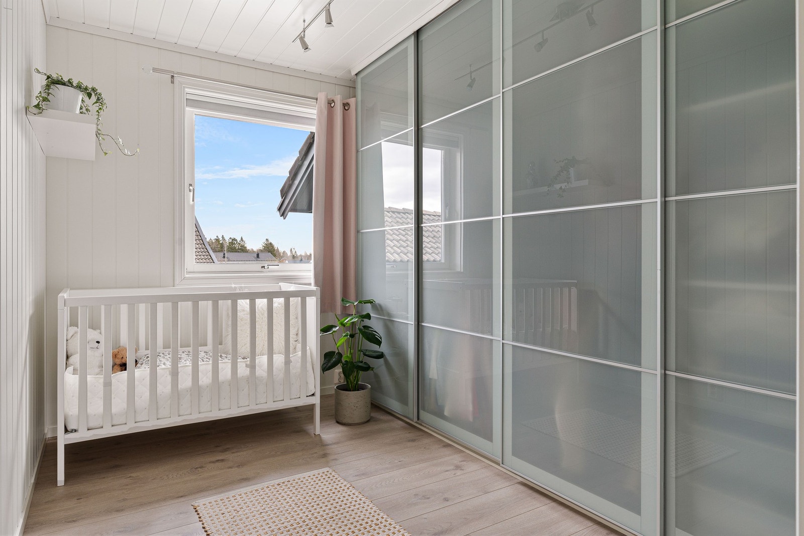 Soverom med stor skyvedørsgarderobe. Galleribilde