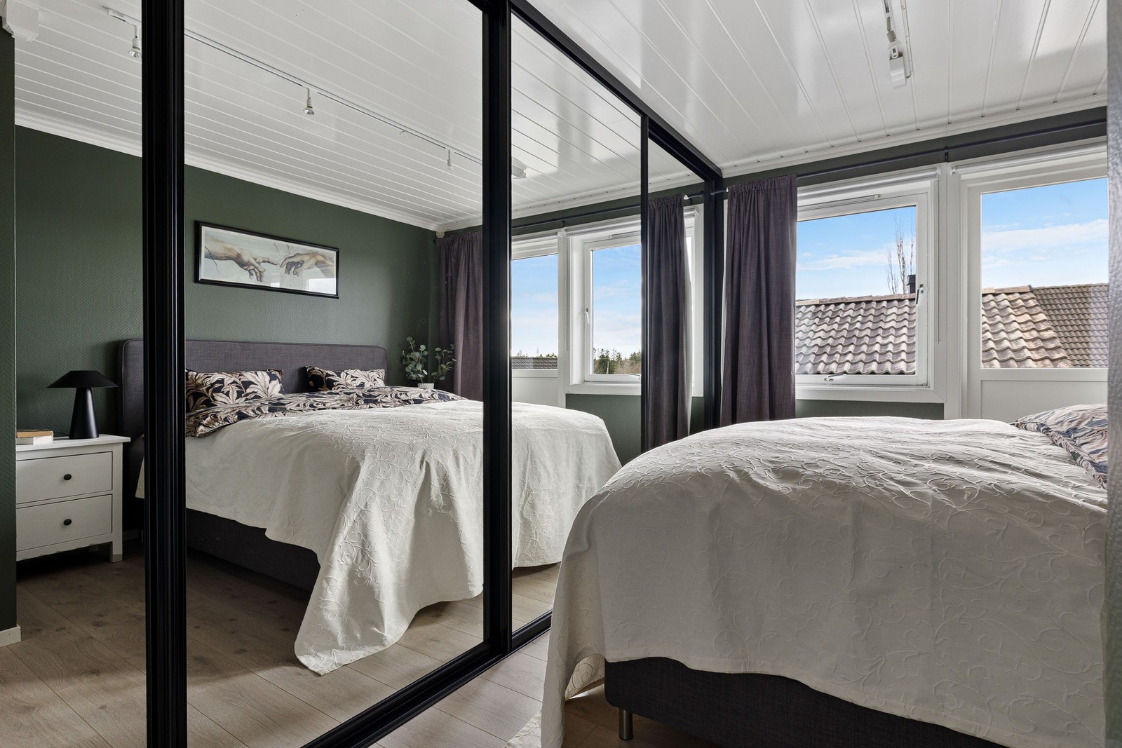 Stor skyvedørsgarderobe med speil som gir godt med oppbevaringsplass. Galleribilde