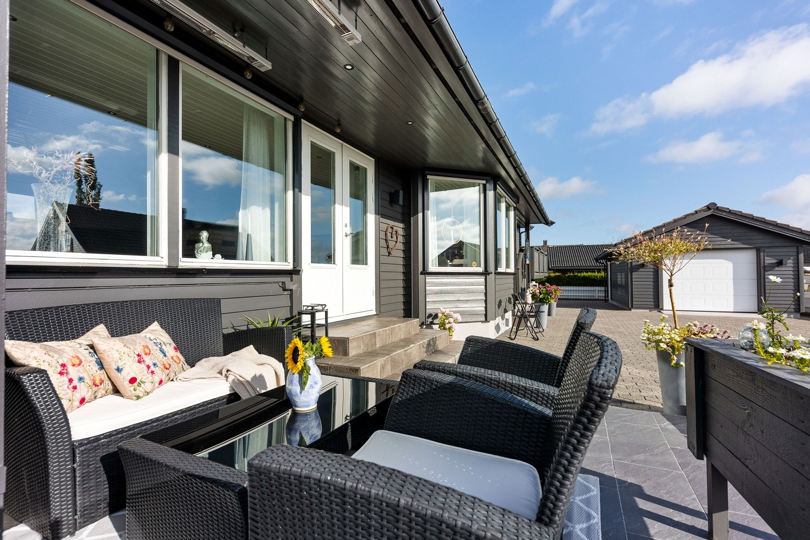 Romslig terrasse med gode solforhold og god plass til utemøbler og grill. Galleribilde