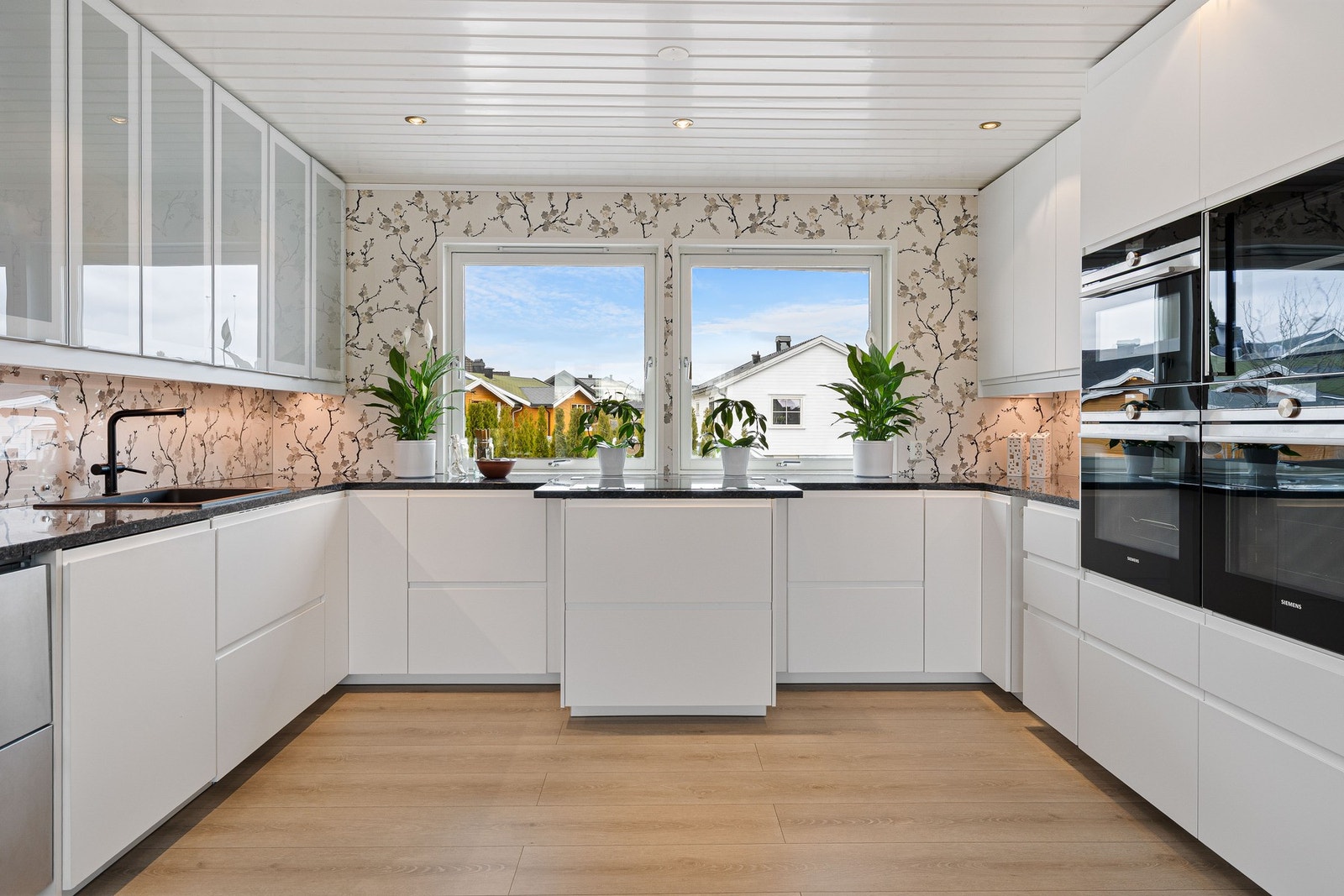 Innholdsrikt og moderne kjøkken som er godt utstyrt med integrerte hvitevarer. Galleribilde