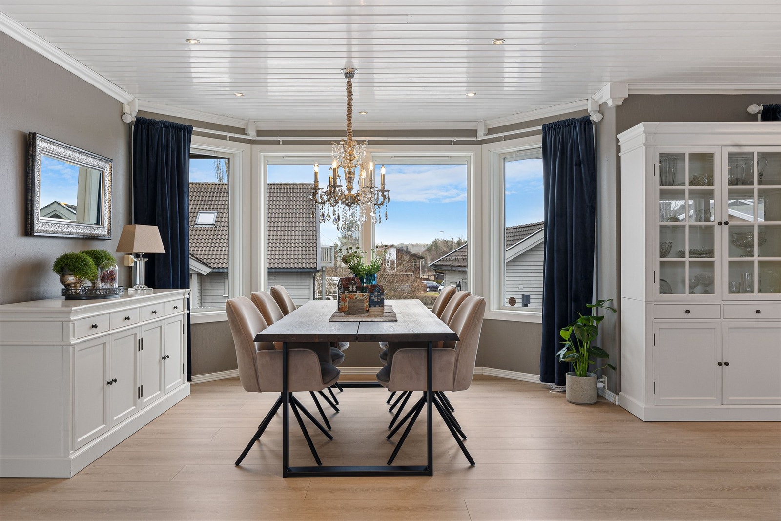 Her er det god plass til å samle familie og venner til gode måltider og sosialt lag. Galleribilde