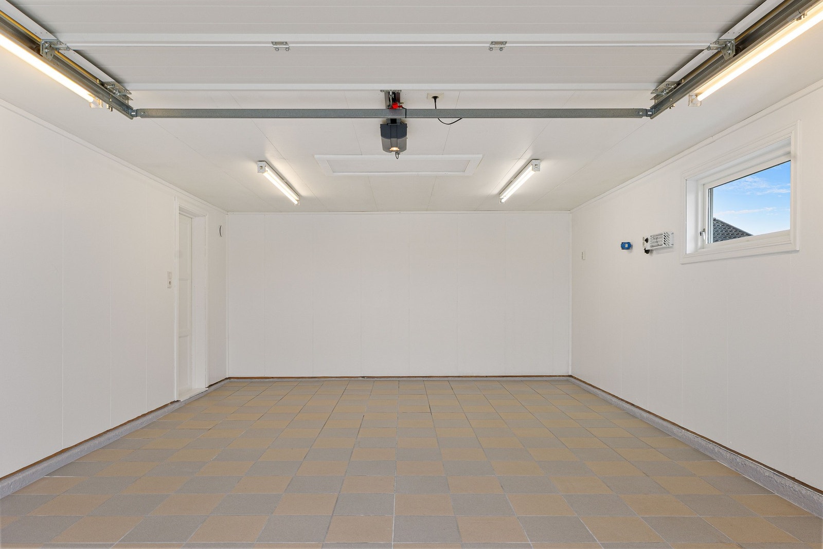Garasje med flislagt gulv. Galleribilde