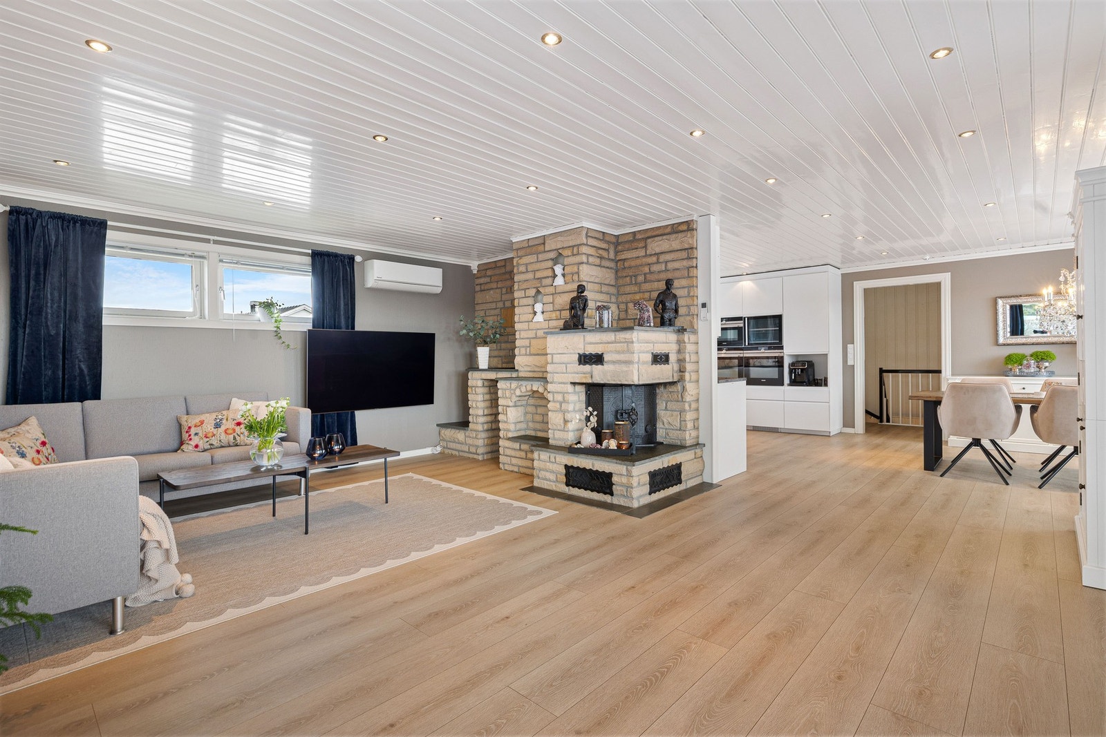 Stuen og kjøkkenet ligger i en åpen og romslig løsning. Her er det god plass til både spisebord, sofagruppe og oppbevaringsmøbler etter ønske. Galleribilde