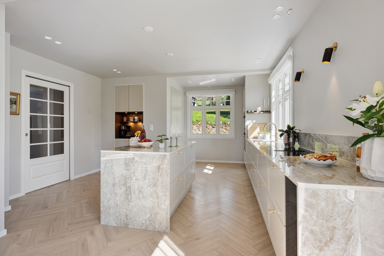 Kjøkkenet er godt utstyrt med integrerte hvitevarer (bl.a. stekeovn, kombiovn, platetopp, oppvaskmaskin, vinskap samt kjøl- og fryseskap) Galleribilde