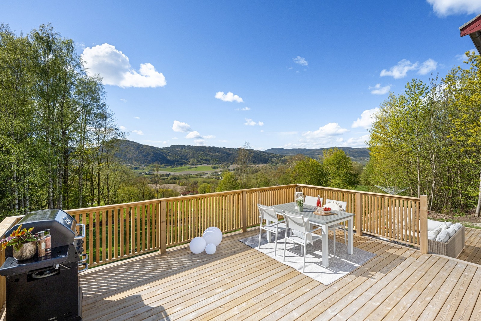 Stor og solrik terrasse med god plass til utemøblering - ideell for hyggelige sommerdager. Galleribilde