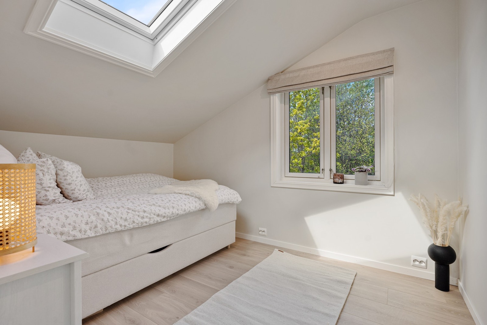 Dette rommet er innredet og blir brukt som et soverom. Men rommet er omtalt som "loft" i byggetegningene og ikke godkjent for varig opphold. Galleribilde
