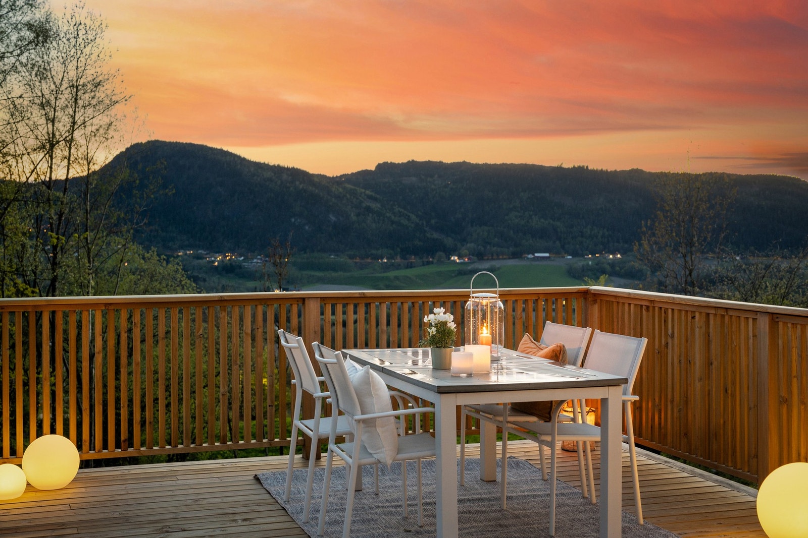 Stemningsfull terrasse hvor man kan nyte flotte solnedganger og rolige kvelder. Galleribilde