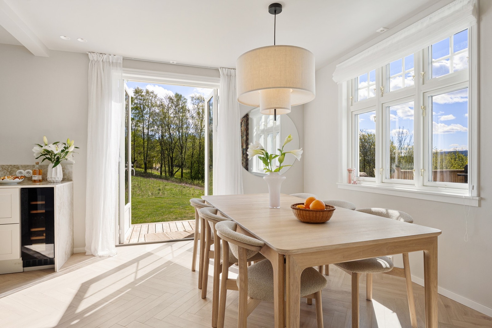 Fra stuen er det utgang til terrassen og hagen. Galleribilde