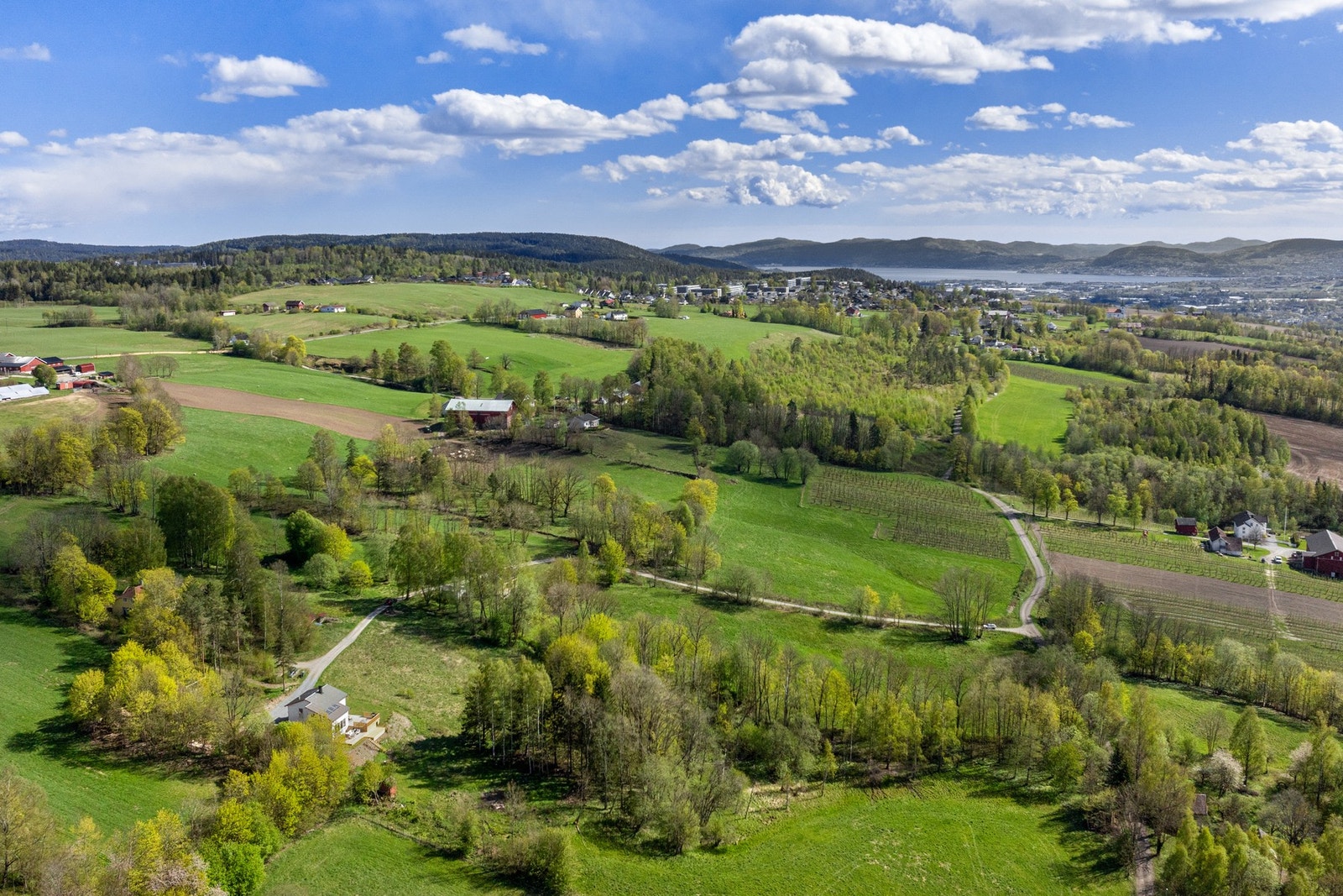 Romslig eiendom med gode utearealer og naturskjønn beliggenhet. Galleribilde