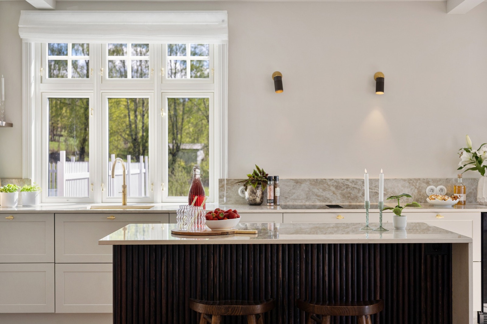 Kjøkkenet har et lekkert og moderne uttrykk med profilerte fronter og benkeplater i kompositt fra Dekton. Galleribilde