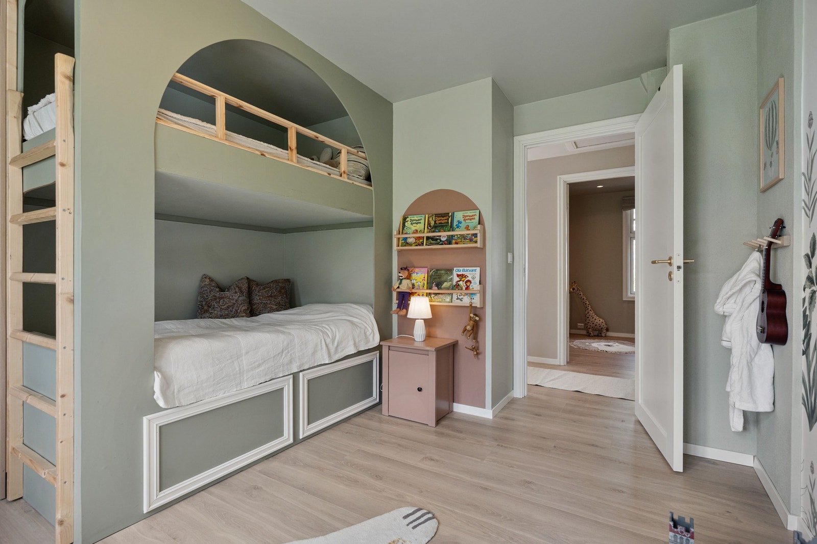 Praktisk og romslig soverom, perfekt for de minste i familien. Galleribilde