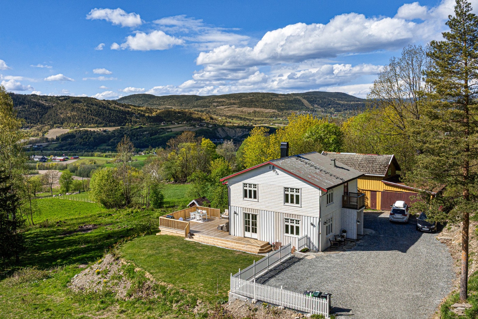 En innholdsrik, sjarmerende og oppusset enebolig med landlig og fredelig beliggenhet på Tranby i Lier. Galleribilde