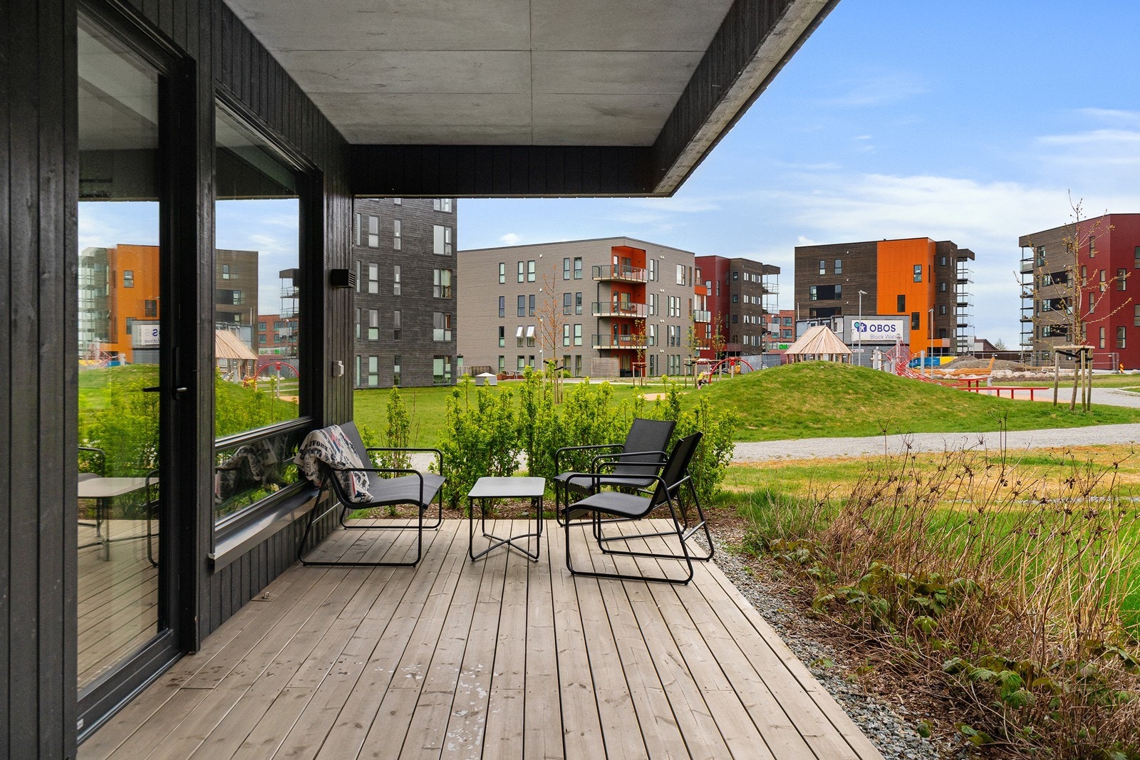 Her kan du nyte rolige dager utendørs med plass til både sittegruppe og grill. Galleribilde