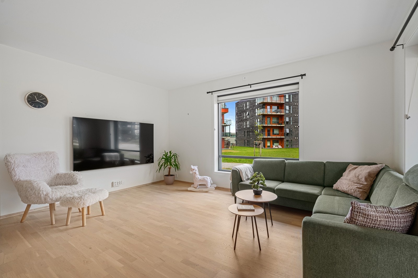 Rommet har god plass til både sofa- og spisegruppe, og gir en praktisk og fleksibel møblering. Galleribilde