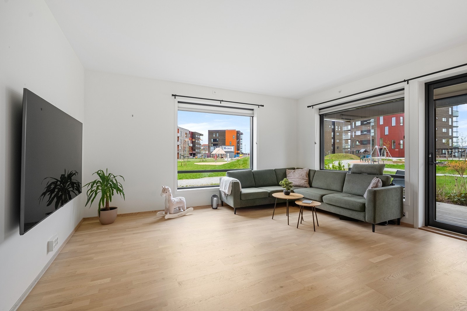 Utgang til solrik terrasse. Galleribilde