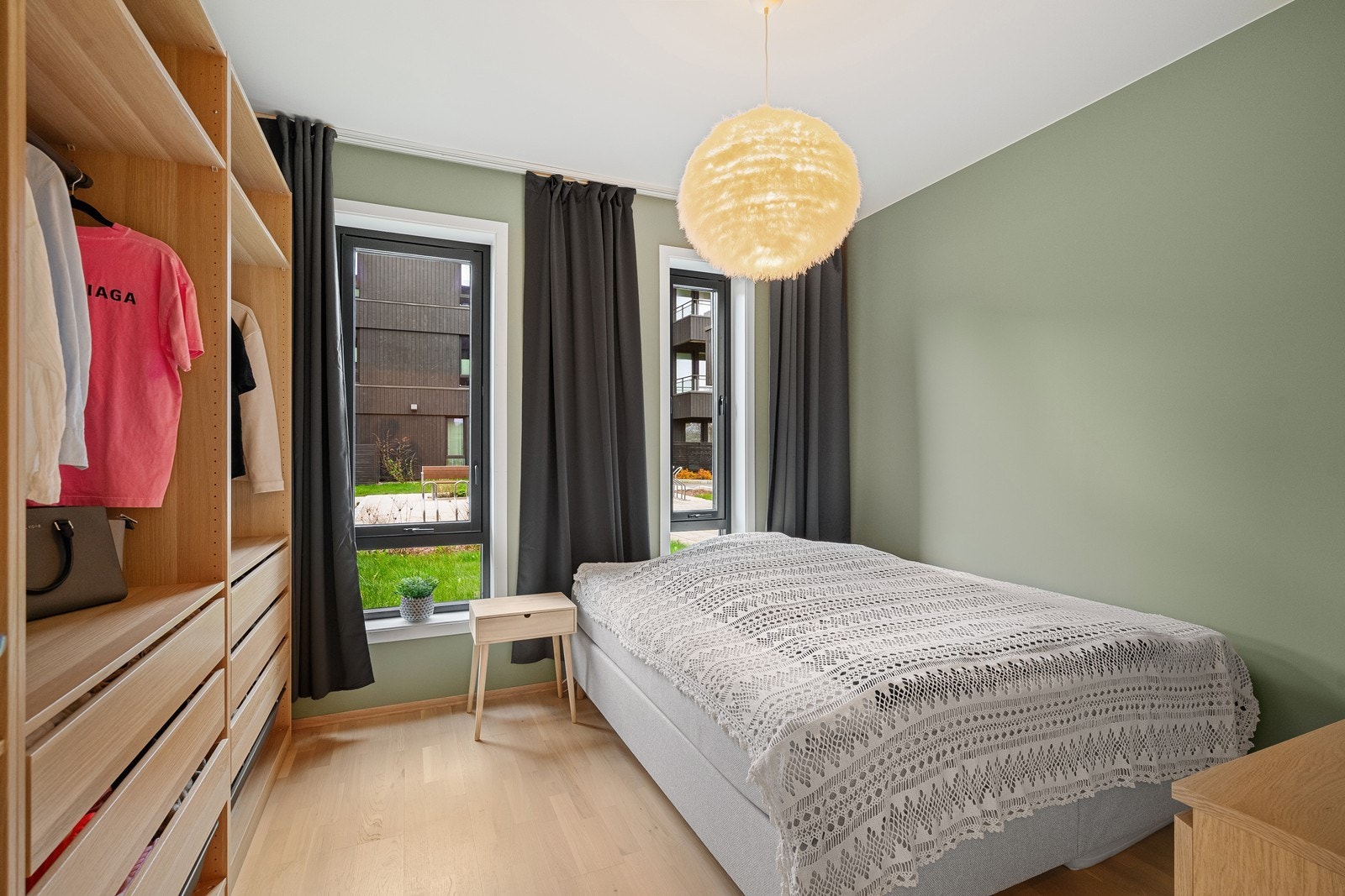 Hovedsoverommet har plass til dobbeltseng, småmøbler og garderobeskap. Galleribilde