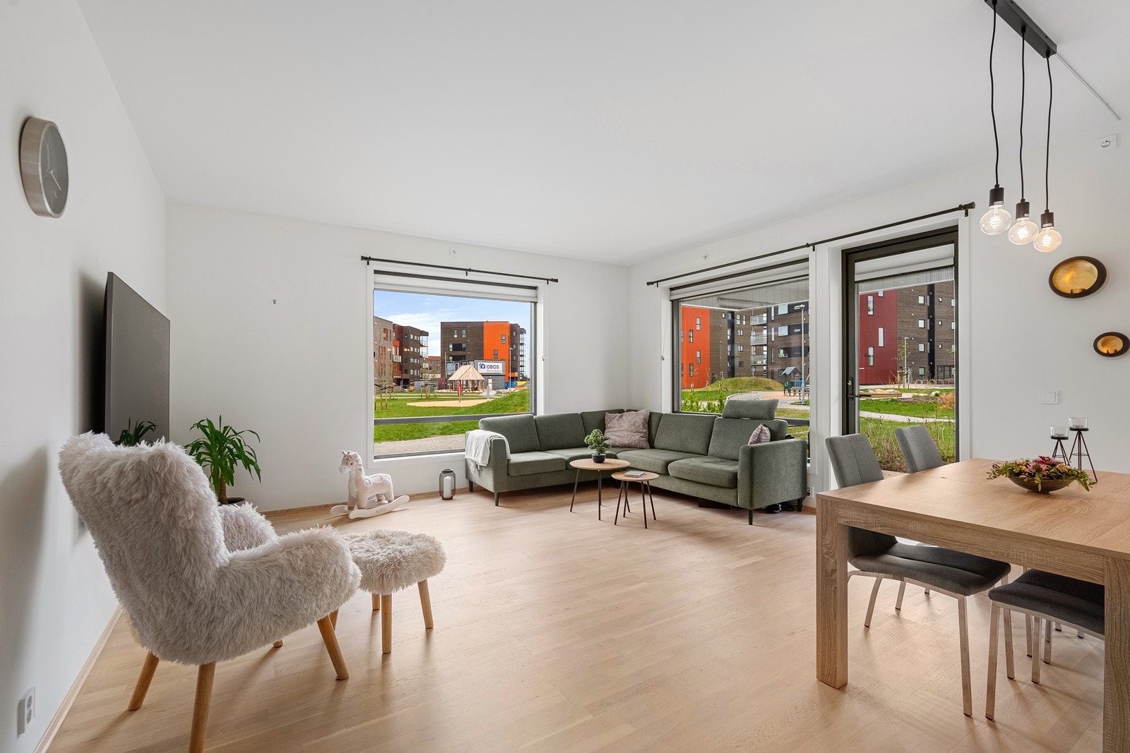 Leiligheten presenterer seg pent og fremstår med lyse, moderne og tidsriktige fargevalg. Det er parkett på gulv og lysmalte vegger. Galleribilde