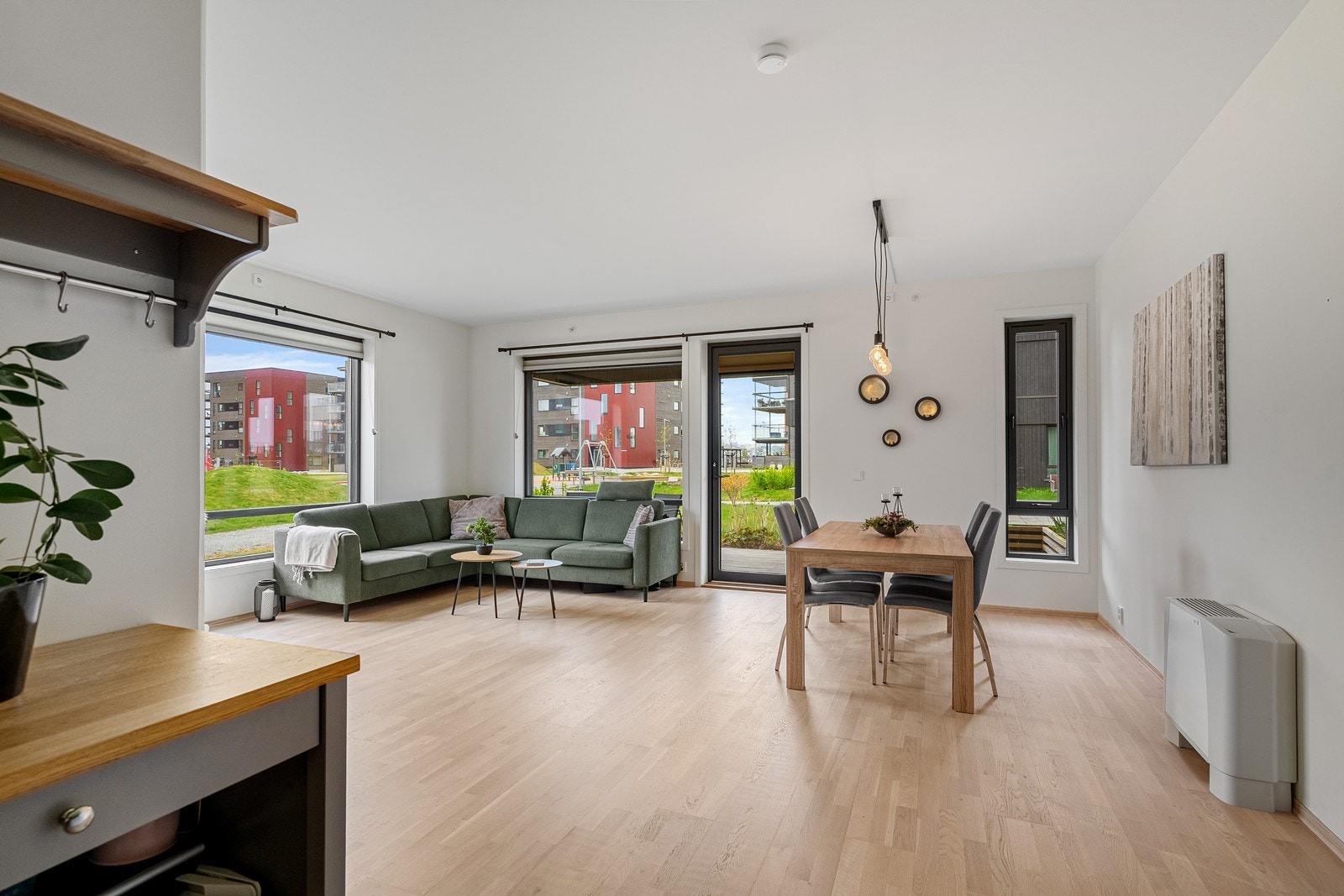 Det er luft-til-vann-varmepumpe med sentral viftekonvektor i leiligheten. Galleribilde