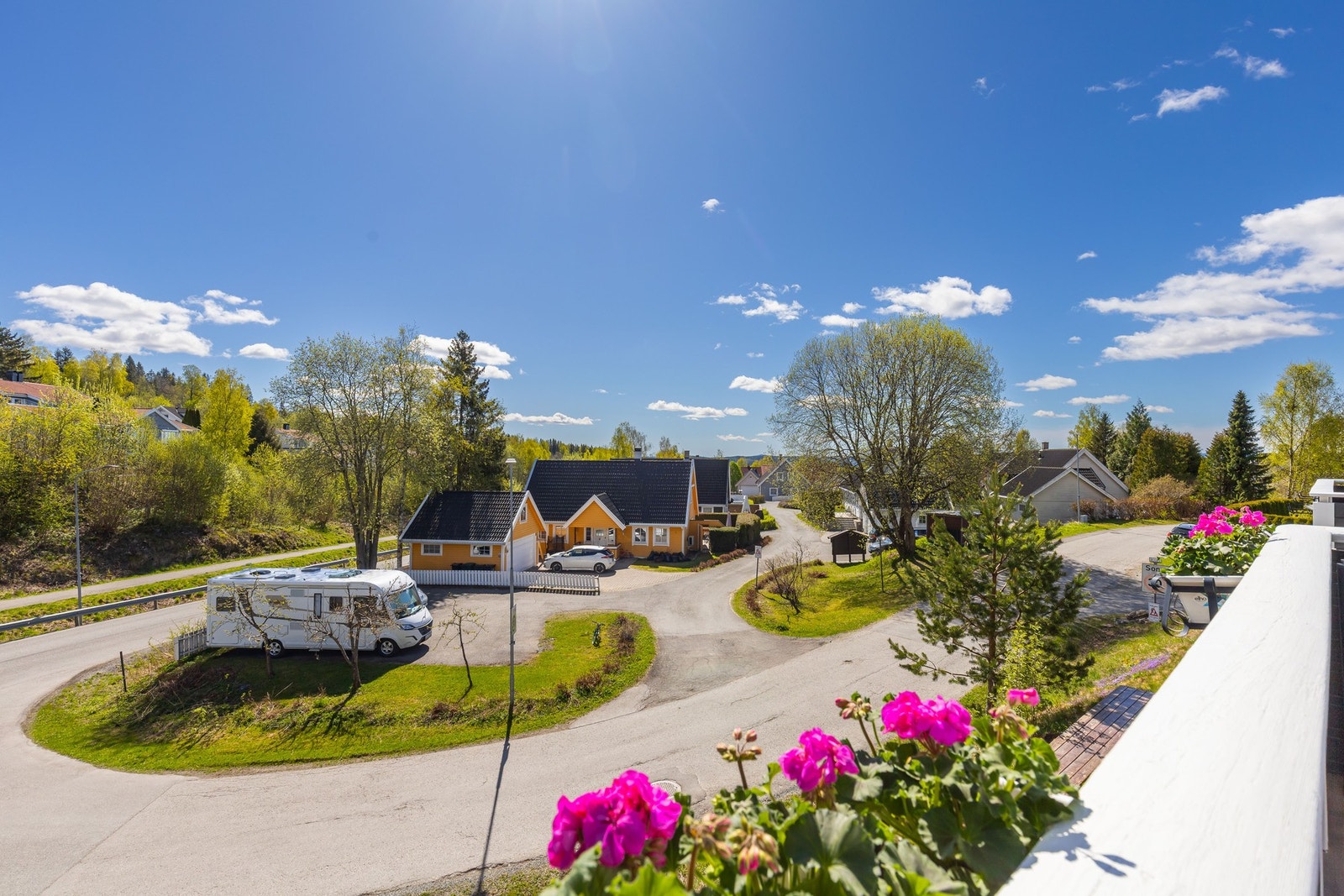 Det er ellers flere gjesteparkeringer i området. Galleribilde