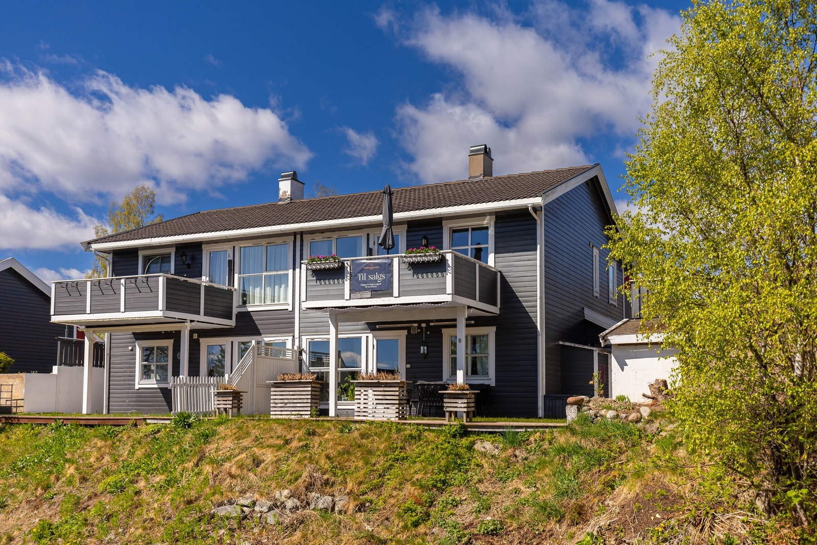 Leiligheten har en idyllisk beliggenhet omgitt av grønne og rolige omgivelser. Galleribilde