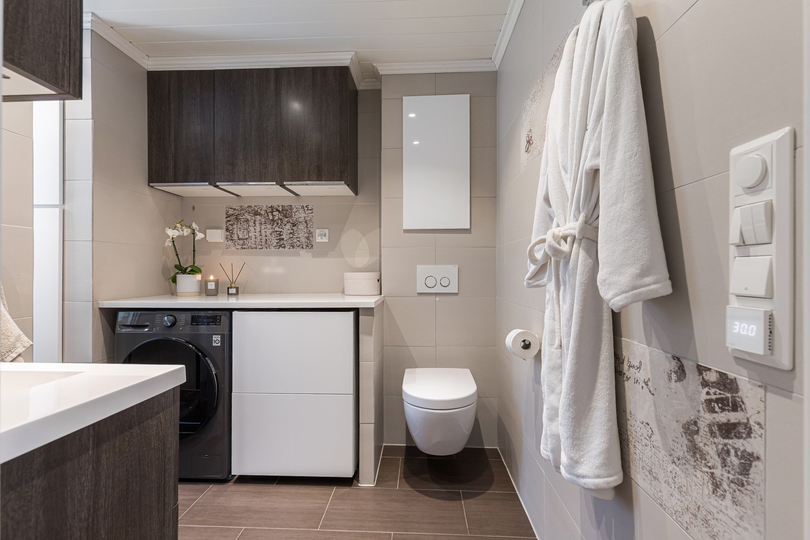 Badet ble renovert i 2015 og fremstår moderne og praktisk med flislagte gulv- og veggoverflater. Galleribilde