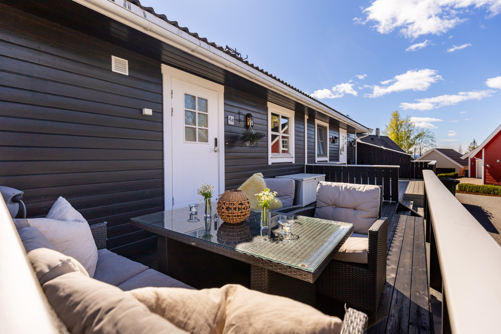 Ved inngangspartiet finnes en romslig terrasse på 20 kvm. Galleribilde