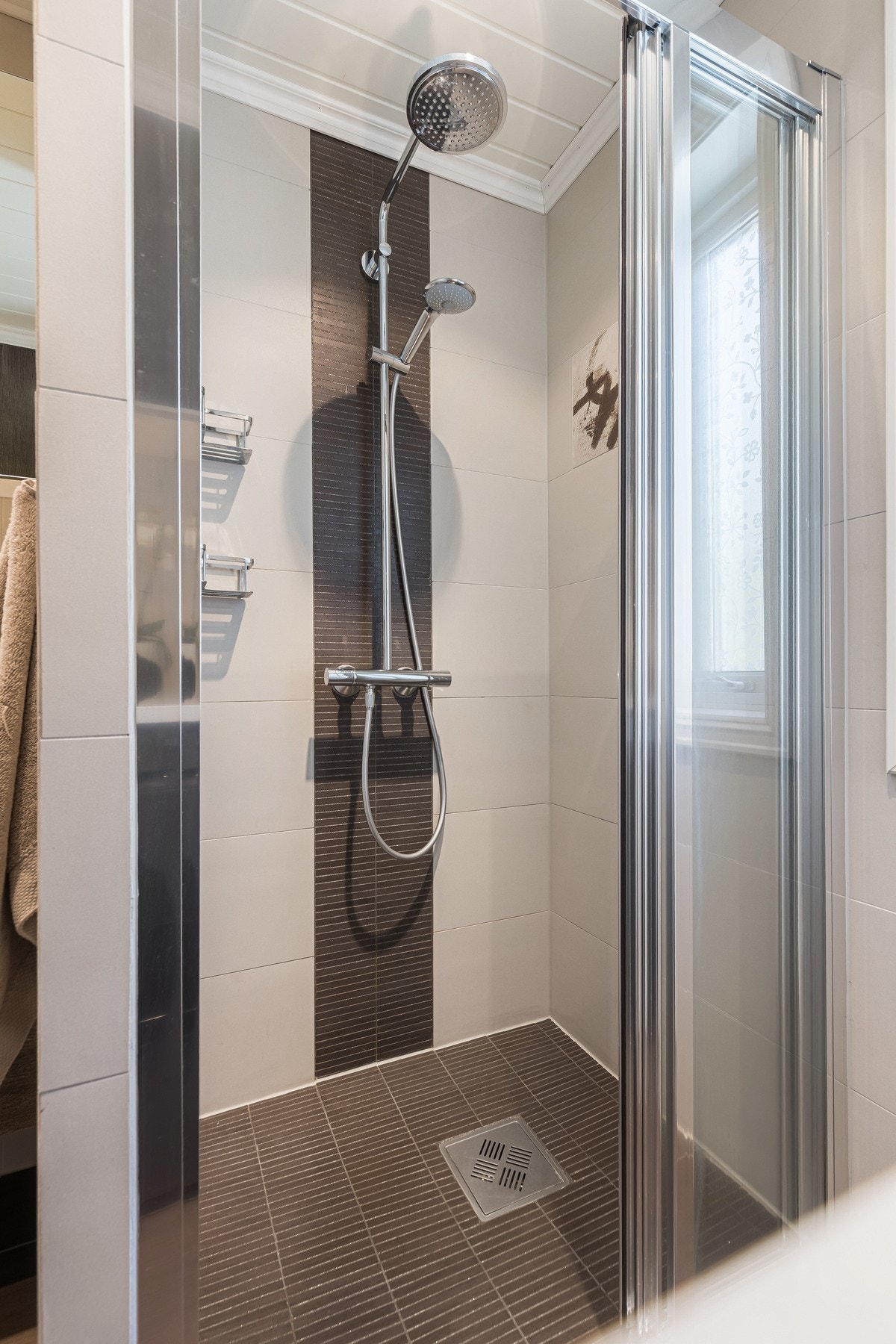 Badet er videre utstyrt med vegghengt toalett og dusjnisje med glassdører. Galleribilde