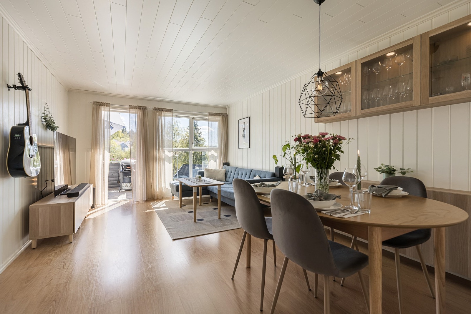 Privatmegleren ved Magnus Landgraff har gleden av å presentere denne lyse og innbydende 3-roms leiligheten med to solrike balkonger og to parkeringsplasser beliggende på Tranby i Lier kommune. Galleribilde