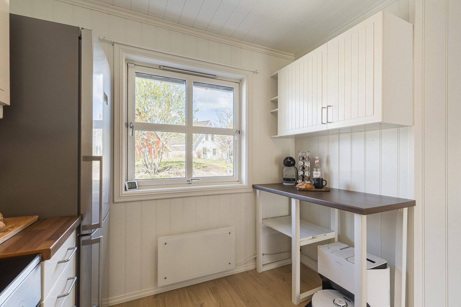 Kjøkkenet er utstyrt med frittstående oppvaskmaskin, kjøl-/fryseskap, komfyr og platetopp. Galleribilde