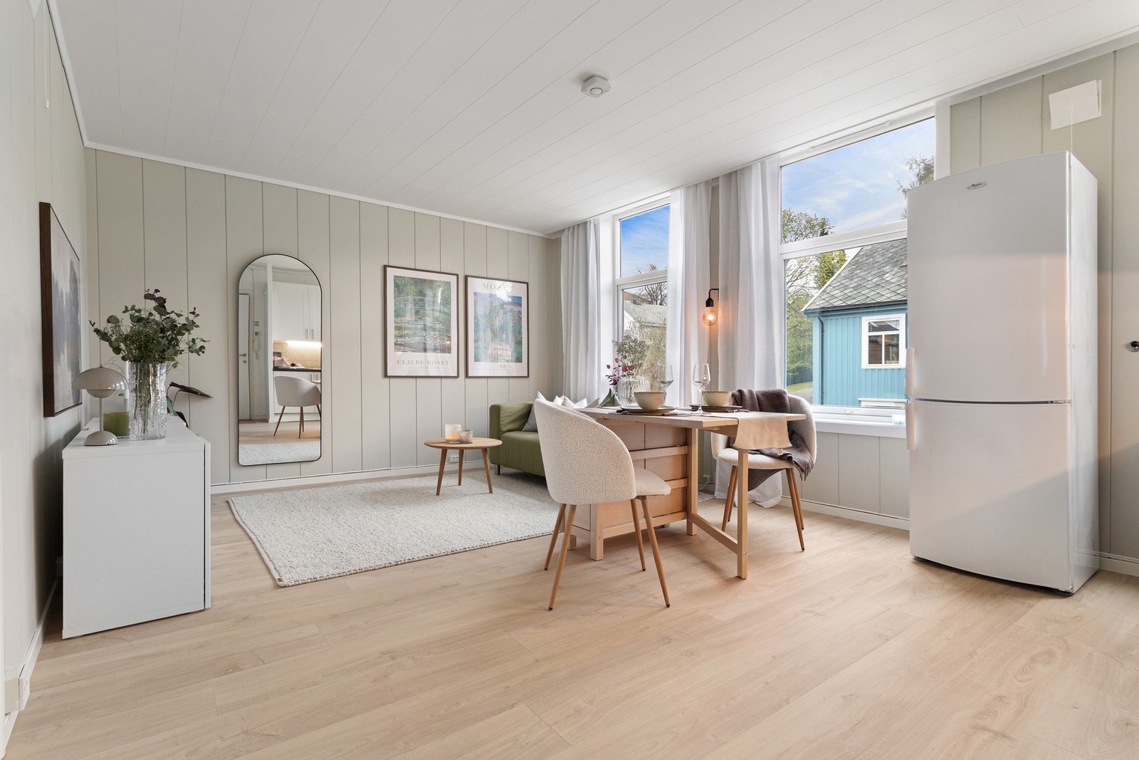 De store vinduene slipper inn rikelig av naturlig lys. Galleribilde