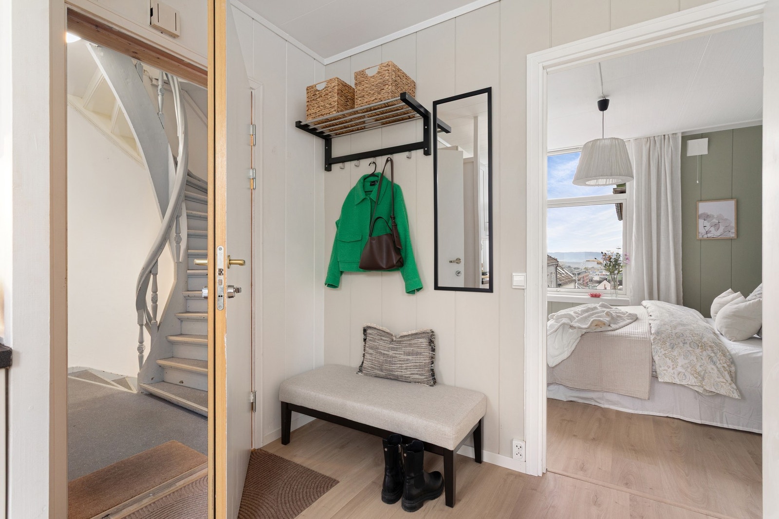 Lys og innbydende entré som har god plass til sko- og yttertøy. Galleribilde
