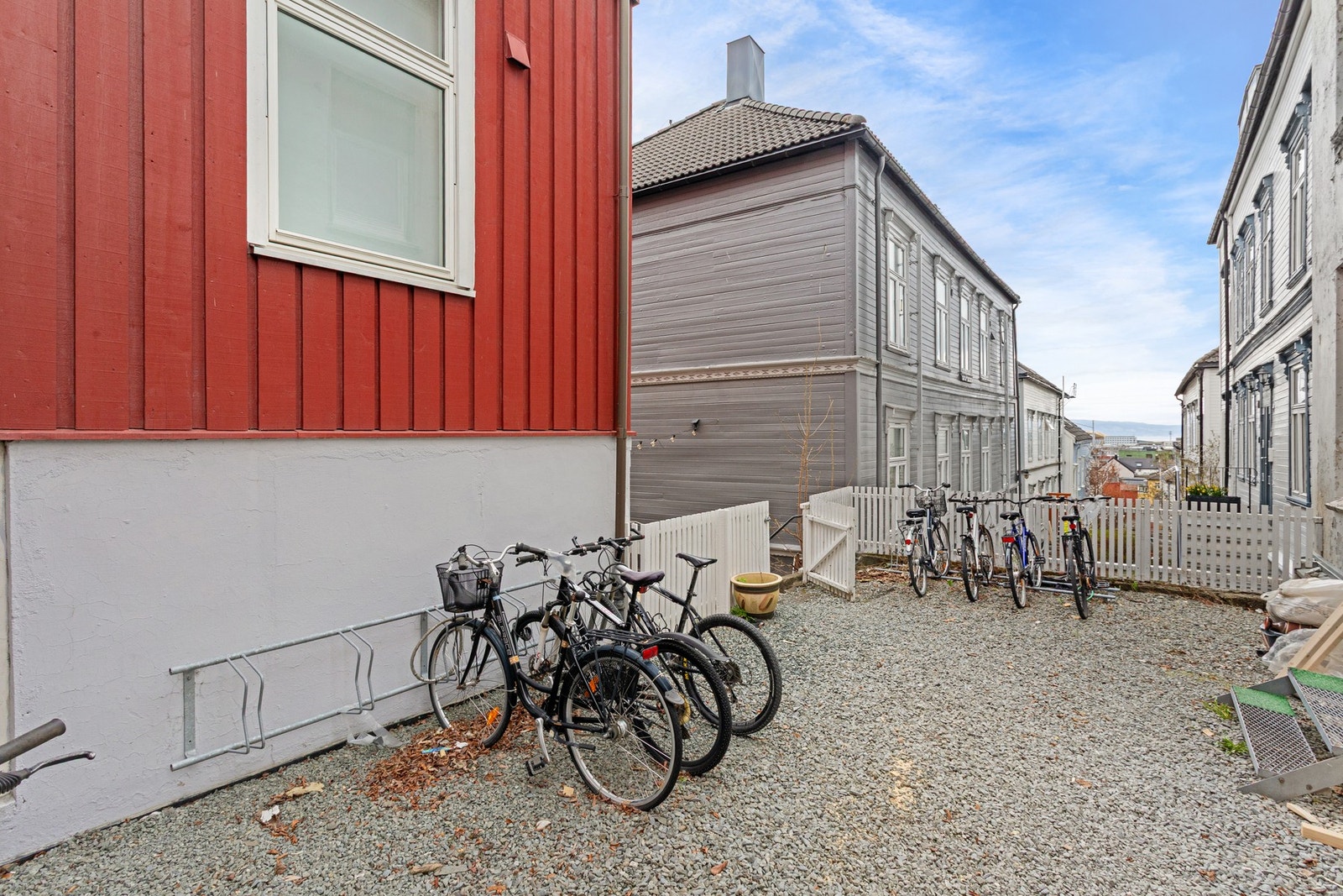 Felles sykkelparkering i bakgården. Galleribilde