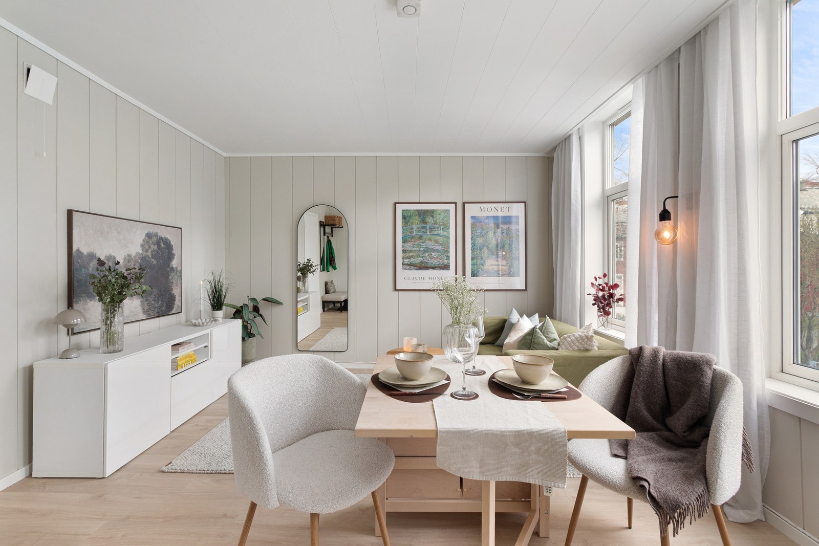 Spiseseksjonen opptrer som et skille mellom stue og kjøkken. Galleribilde