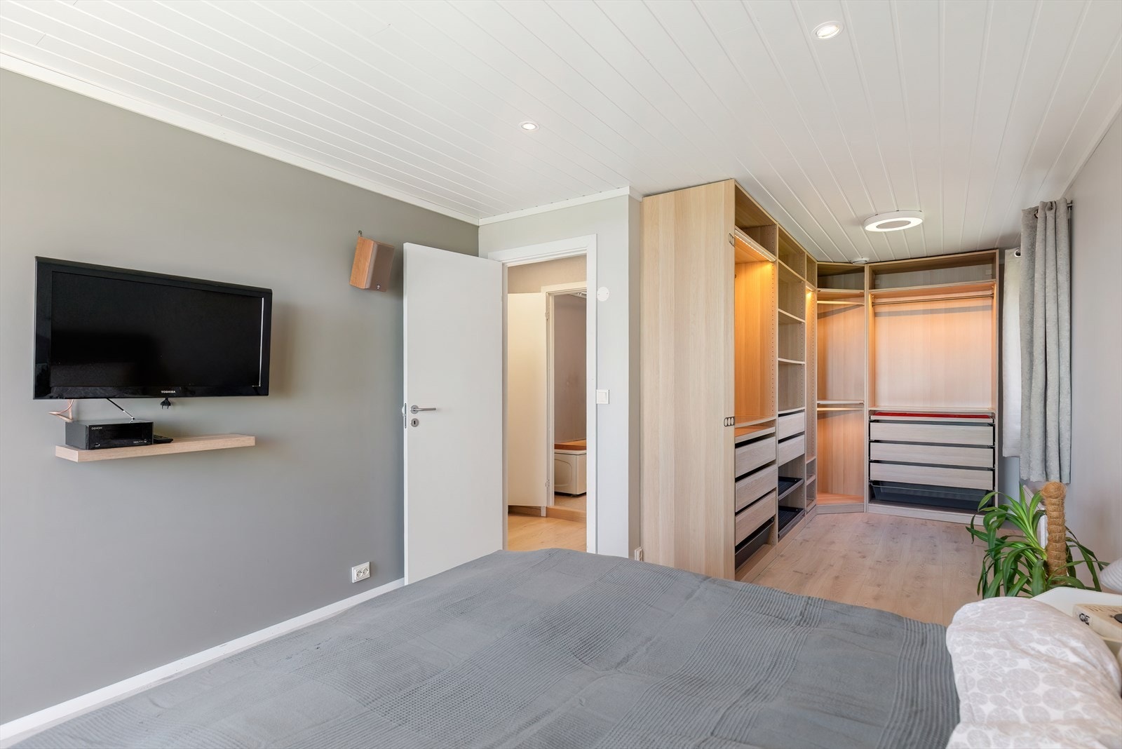 Soverom 1 - eget omkledningsrom Galleribilde