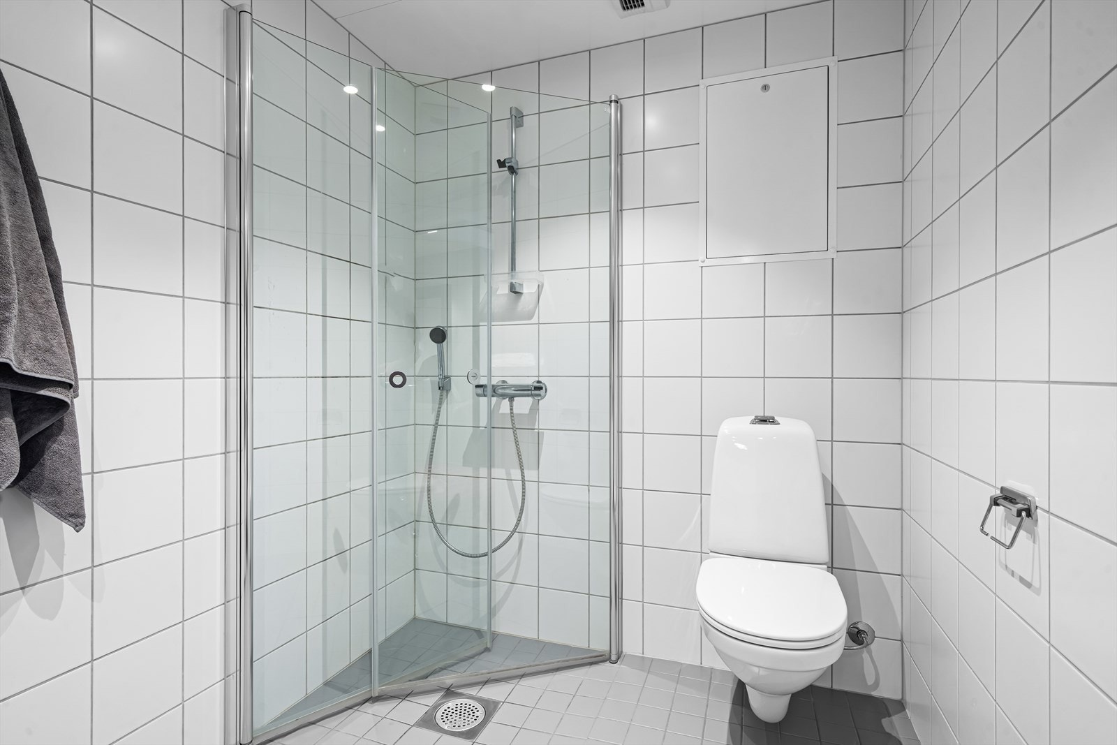 Romslig og pent flislagt bad fra 2015 med behagelig gulvvarme og downlights i himling. Galleribilde