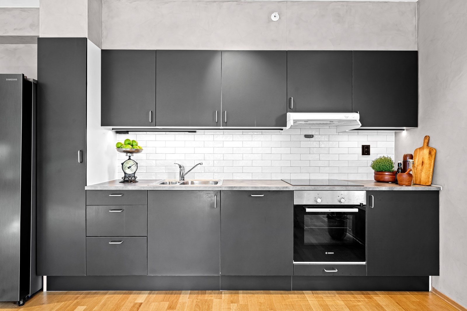 Praktisk kjøkken fra 2015 i åpen løsning med stuen. Innredning med glatte fronter, belysning under overskap og laminat benkeplate med nedfelt kum i rustfritt stål. Ventilator, induksjonstopp og stekeovn og oppvaskmaskin er integrert i innredningen. Galleribilde