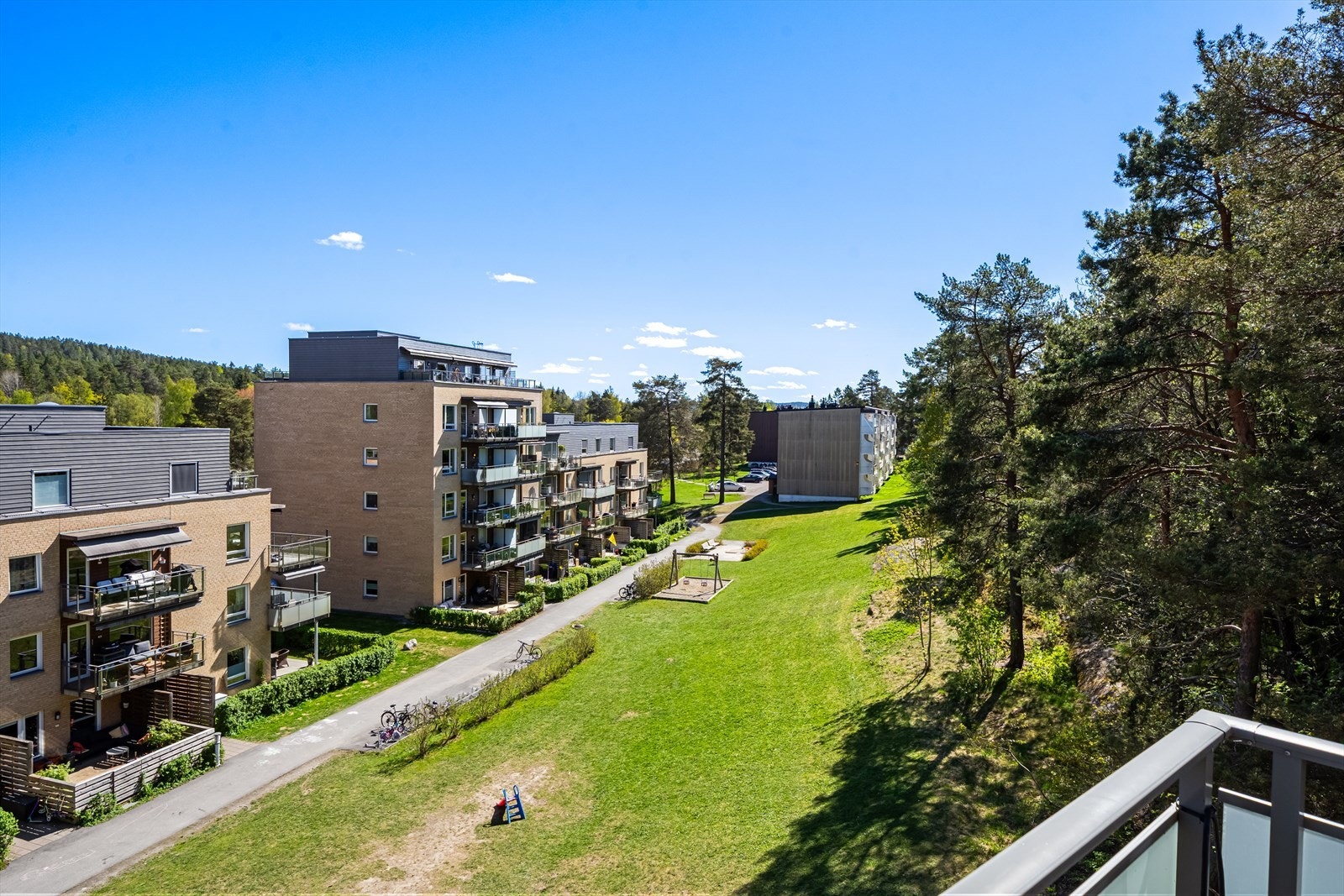 Flotte grøntarealer rundt boligen. Galleribilde