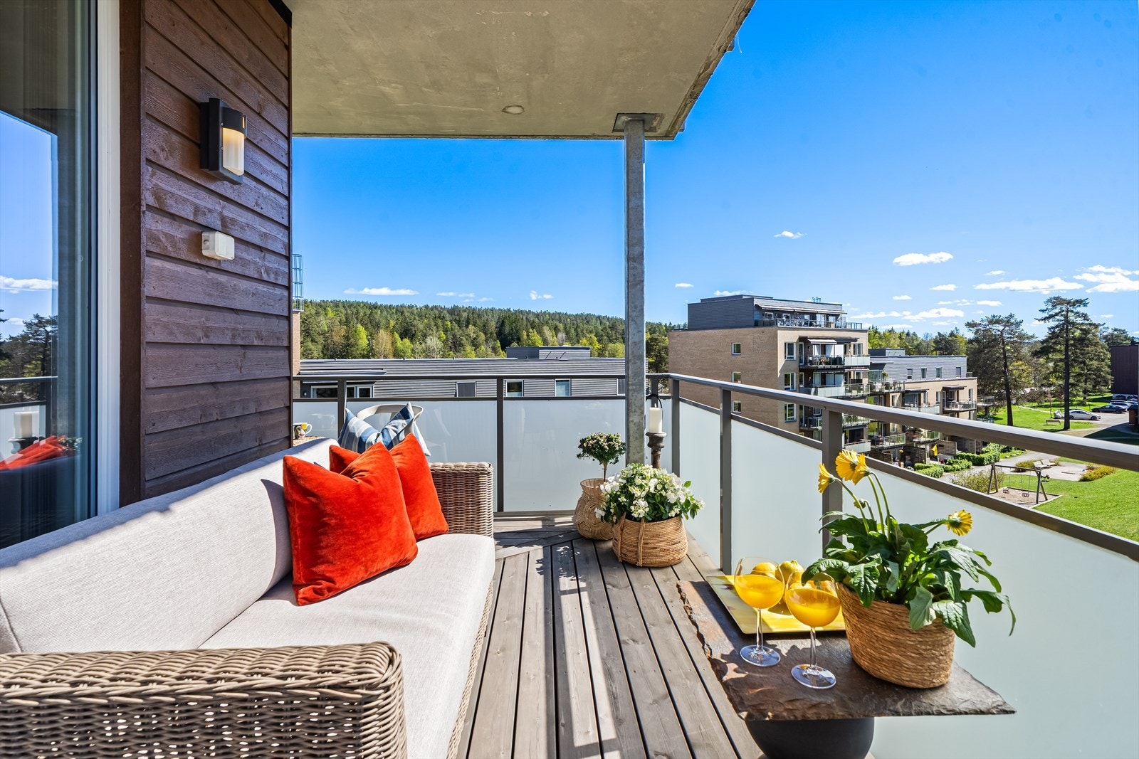 Utgang fra stuen til en romslig og skjermet balkong på 11 m². Galleribilde