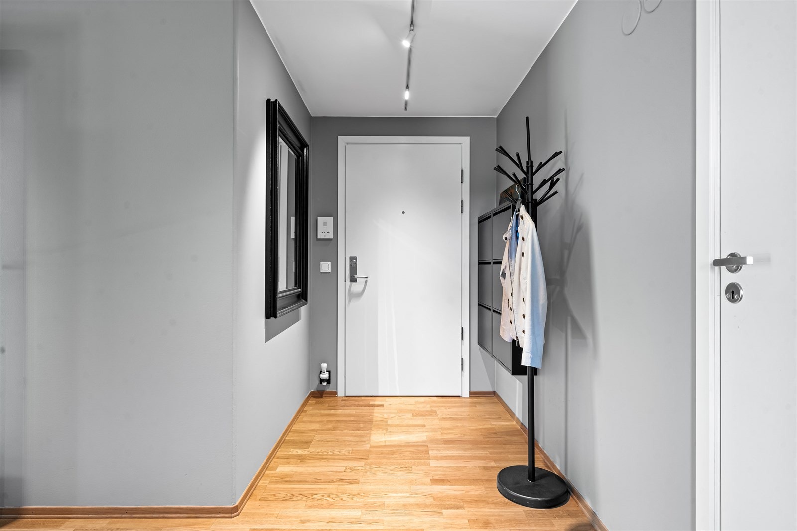 Leiligheten har enkel adkomst via heis til 5. etasje. Videre kommer man inn i en lys entré med god plass til å henge fra seg ytterklær i garderobe. Leiligheten er tilknyttet felles callinganlegg. Galleribilde
