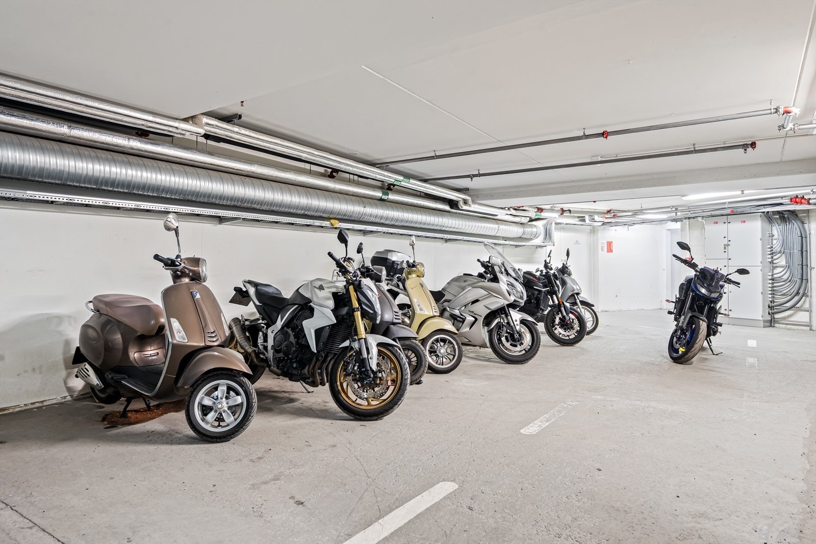 Felles mc-parkering. Galleribilde