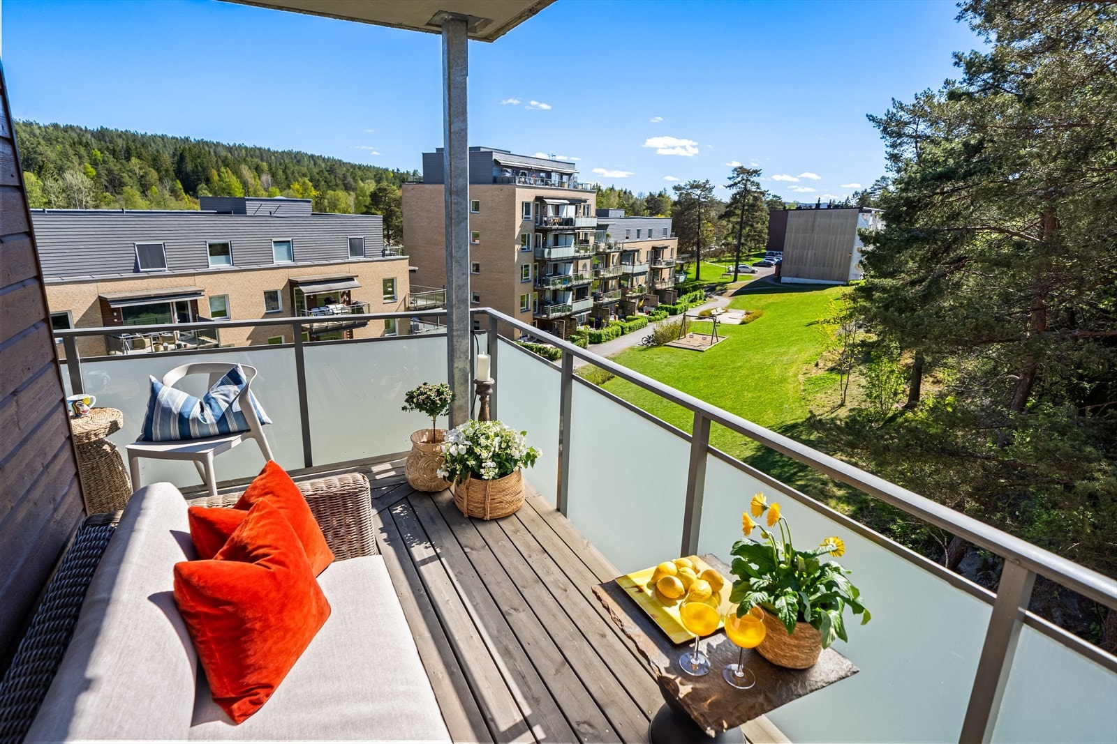 Balkongen fungerer som en forlengelse av stuen på sommerhalvåret. Her er det god plass til sittegruppe hvor hyggelige sommerdager kan nytes i godt selskap. Galleribilde