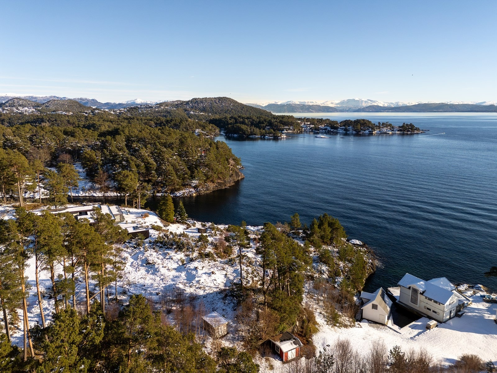 - Her ligger alt til rette for å kunne bade, grille, fiske, padle kajakk og nyte vakre solnedganger - Galleribilde