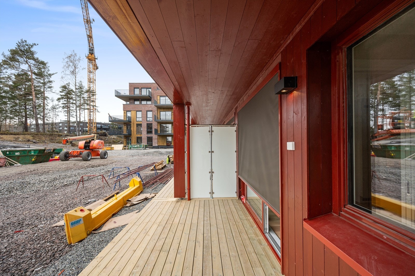 Vestvendt: Ca. 11,5 kvm terrasse og ca. 12 kvm privat hage. Galleribilde