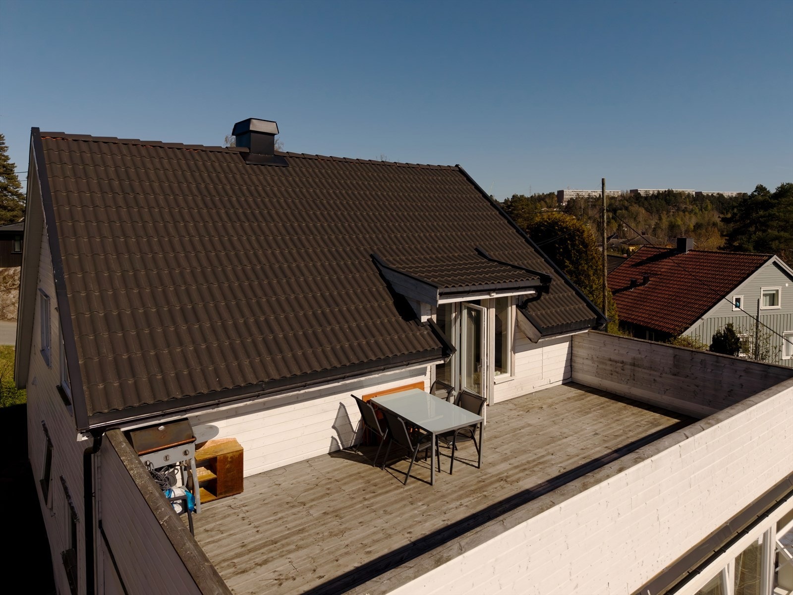 Balkong på ca. 35 kvm med luftig utsyn og mye sol. Galleribilde